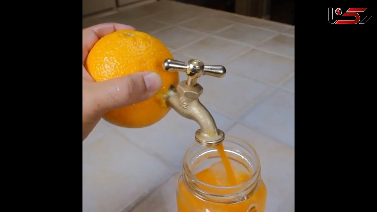 پرتقال را به دستگاه آبمیوه گیری تبدیل کن! / فیلم