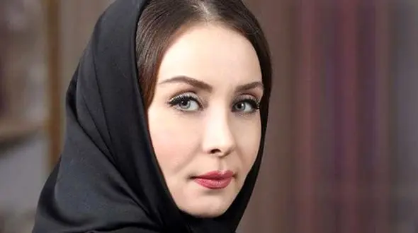 نگاهی به چیدمان شیک و مینیمال خانه حدیث فولادوند /از قاب های ست شده تا دیوار آجری سفید! 