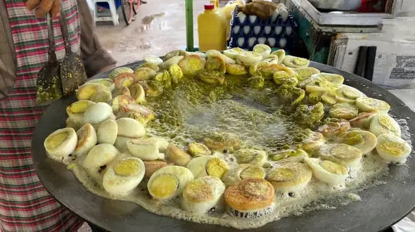 فروش 500 تخم مرغ پخته در هند / این آشپز خیابانی پول پارو می کند!+ فیلم