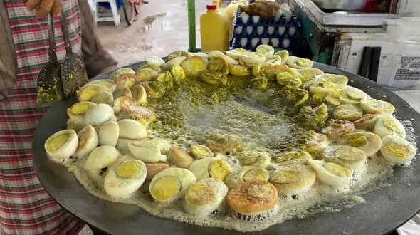 فروش 500 تخم مرغ پخته در هند / این آشپز خیابانی پول پارو می کند!+ فیلم