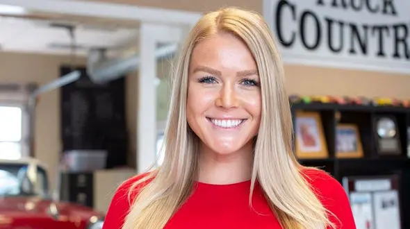 جوان ترین سخنگوی تاریخ کاخ سفید / کارولین لیویت این زن 27 ساله کیست ؟