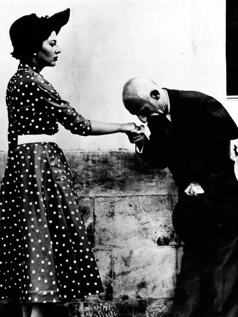 لحظه‌ای که محمد مصدق، نخست‌وزیر پیشین ایران، دستان ثریا اسفندیاری، همسر شاه پهلوی را می‌بوسد