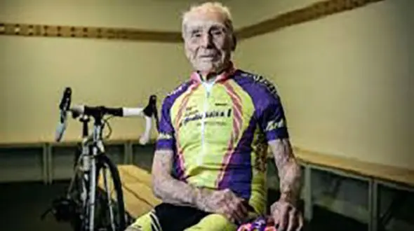 پیرمرد دوچرخه سوار رکورد زد+عکس