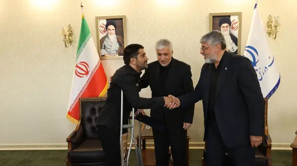 دبیر با عصا حکم ریاستش را از سجادی گرفت + عکس