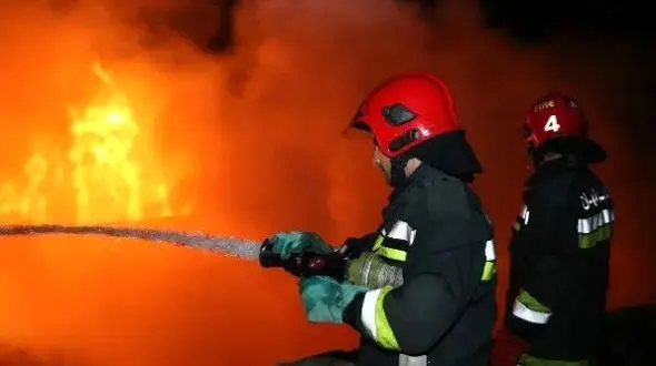 180 آتش‌نشان در جدال با شعله‌های آتش در شهرک صنعتی توس مشهد