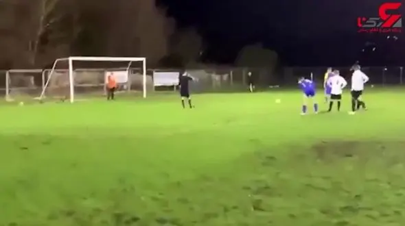 صحنه ای عجیب و اتفاقی نادر در مسابقه فوتبال+فیلم