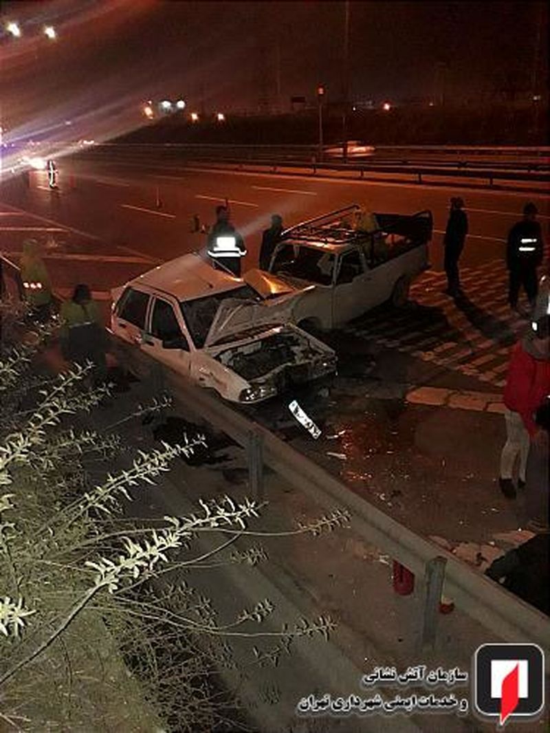 مصدومیت 6 سرنشین در تصادف زنجیره‌ای سه خودرو در بزرگراه آزادگان