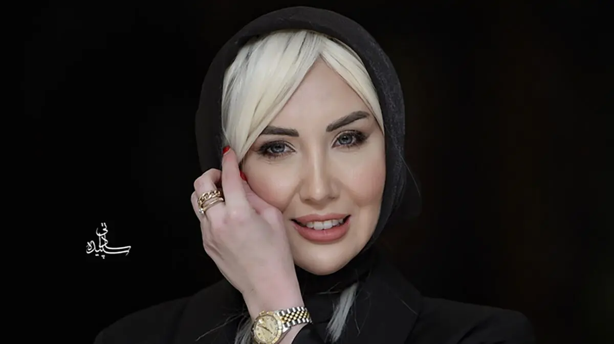 فیلم تیپ و استایل خاص و حرکات عجیب نازنین صلح جو بازیگر قسطنطنیه در مراسم اکران / انگار توی حال خودش نبود