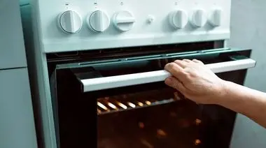 چرا باید قبل از پخت، فر را گرم کنیم؟