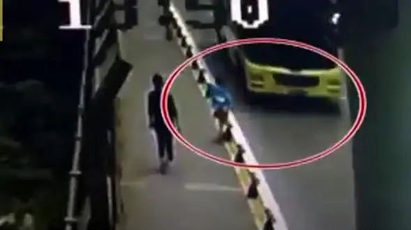 خطری که از بیخ گوش پسر ۶ ساله گذشت! + فیلم