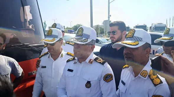 اقدامات پلس راهور برای بازگشایی جاده های بندرعباس و کرمان + فیلم