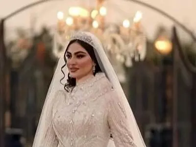 فیلم / اوج تجمل و شکوه در لباس عروس مریم مومن / از  لحظه آماده‌سازی لباس عروس دختر زیبای سینما تا  گلدوزی‌های برجسته در بالاتنه و دامنی با دنباله‌دار و  پفی ملایم ...