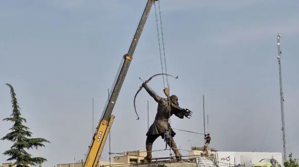 جشن تیرگان و روزی به یاد فداکاری آرش کمانگیر / مجسمه آرش هفته آینده نورپردازی می شود + فیلم