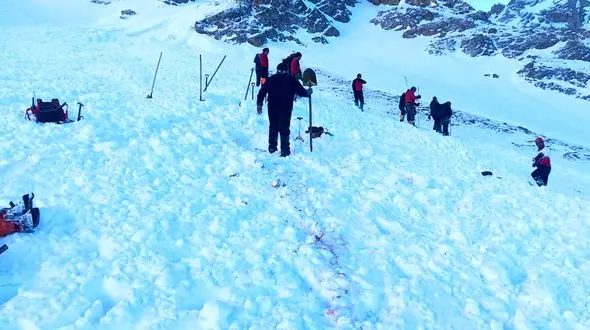 لحظه پیدا کردن یکى از کوهنوردان مفقود شده منطقه اشترانکوه 