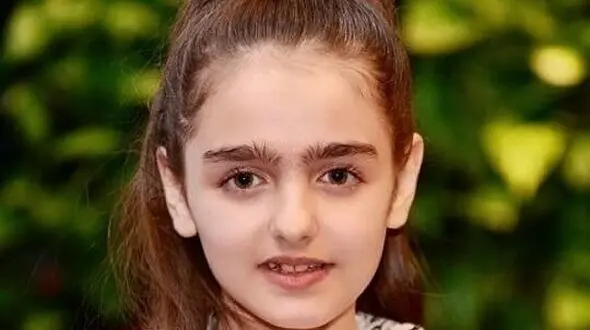 نگاهی به استایل عروسکی و شیک نیوشا علیپور، موموی سریال «بچه مهندس» در آغوش مریلا زارعی/ پرنسس دیزنی لند برازندشه