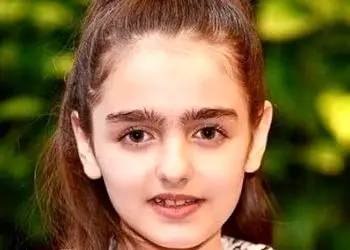 نگاهی به استایل عروسکی و شیک نیوشا علیپور، موموی سریال «بچه مهندس» در آغوش مریلا زارعی/ پرنسس دیزنی لند برازندشه