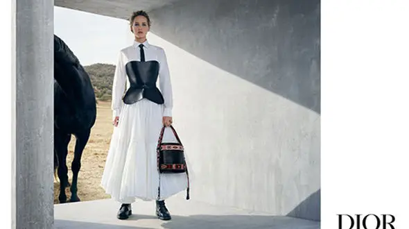 تبلیغات برند «دیور» در دستان زنی معروف+عکس