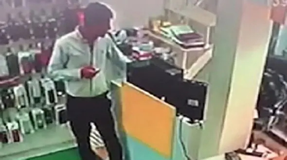 سرقت تلفن همراه صاحب مغازه در ارومیه + فیلم