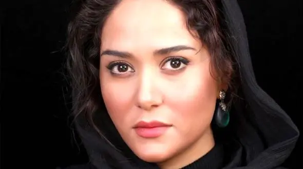 عکس / نوشته سنگ مزار  پدر پریناز ایزدیار با شعر حافظ / نمای زیبای امامزاده و سنگ قبر پدر خانم بازیگر در یک قاب