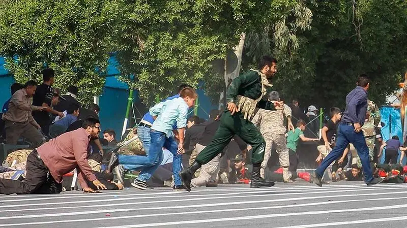حکم اعدام حبیب فرج‌الله چعب، ملقب به « حبیب اسیود » سرکرده گروهک تروریستی حرکة النضال و طراح اصلی حمله تروریستی به رژه نیروهای مسلح در سال ۱۳۹۷ که منجر به شهادت و زخمی شدن تعداد زیادی از شهروندان شد، صبح امروز -شنبه ۱۶ اردیبهشت- به اجرا درآمد.