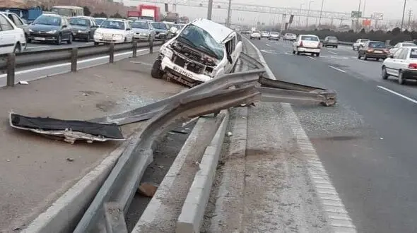 8 عکس از تصادف خودروها با گاردریل های بزرگراه آزادگان