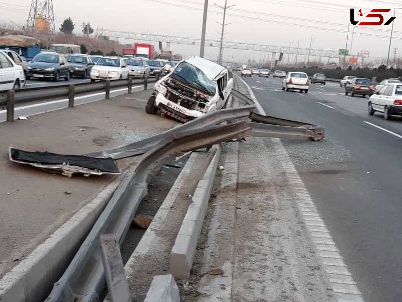 8 عکس از تصادف خودروها با گاردریل های بزرگراه آزادگان