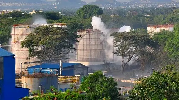 حادثه ای مرگبار در کارخانه مواد شیمیایی / صحنه ای عجیب از بیهوشی زن جوان / هند + فیلم