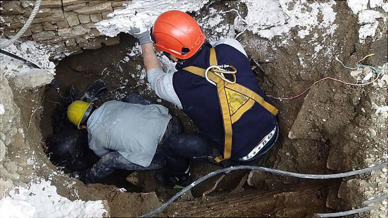 نجات معجزه آسای کارگر مقنی از عمق چاه 