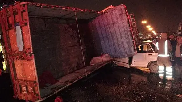 واژگونی کامیونت خاور بر روی پراید حادثه آفرید + عکس