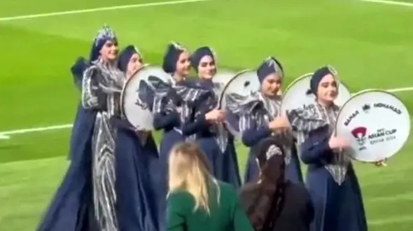 ماجرای اتفاق جنجالی بین دو نیمه بازی ایران و هنگ کنگ/ واکنش ها به دف نوازی و آوازخوانی زنان شیرازی در جام ملتها