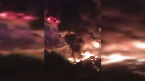 آتش‌سوزی گسترده در مجتمع بین‌المللی خودرو چین/ چندین ساختمان در شعله‌های آتش گرفتار شدند