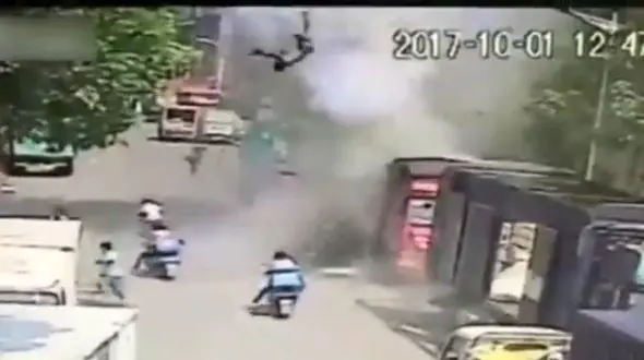 پرواز یک مرد در آسمان با انفجار گاز + فیلم