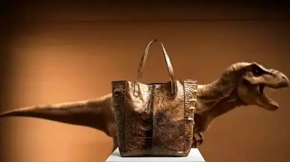 اولین چرم تی‌رکس جهان؛ مد دایناسوری به واقعیت پیوست