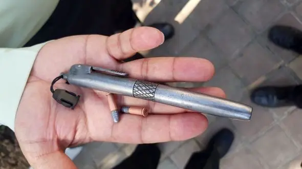 کشف تفنگ جاسوسی از یک دزد حرفه ای در تهران /  خودکاری که شلیک می کند + فیلم