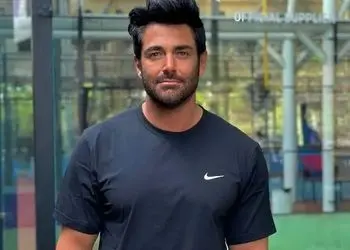 (ویدیو) پراکشن نوازی محمدرضا گلزار در ورزشگاه دبی/ تشویق و سوت و جیغ حاضران