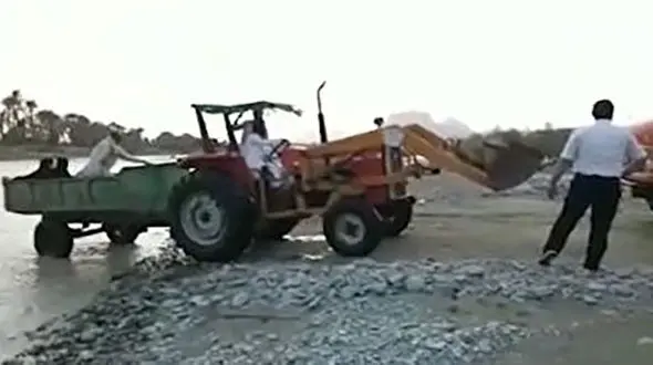 عجیب ترین صحنه از نجات یک زن با بچه ای در شکم!  / در سیستان و بلوچستان رخ داد + فیلم