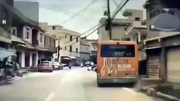 فیلم برخورد وحشتناک اتوبوس با تیر برق 