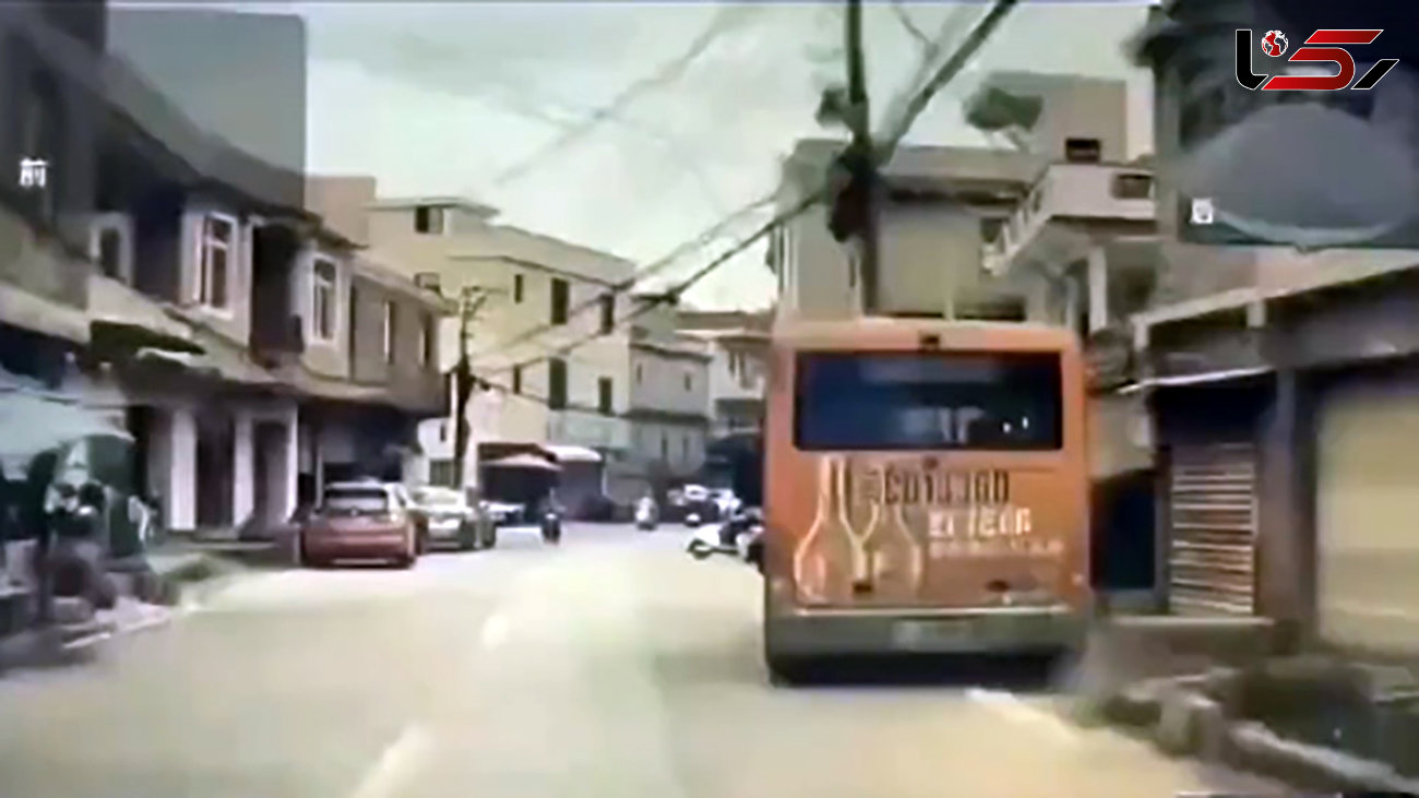 فیلم برخورد وحشتناک اتوبوس با تیر برق 