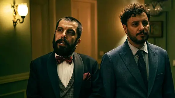 تیپ و استایل متفاوت «جواد عزتی» در یک مراسم +فیلم