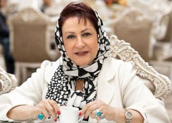 فیلم / نگاهی به چیدمان جذاب  خانه زیبا و شیک مریم امیرجلالی / از مبلمان چوبی ساده تا فرش های خوش رنگ !