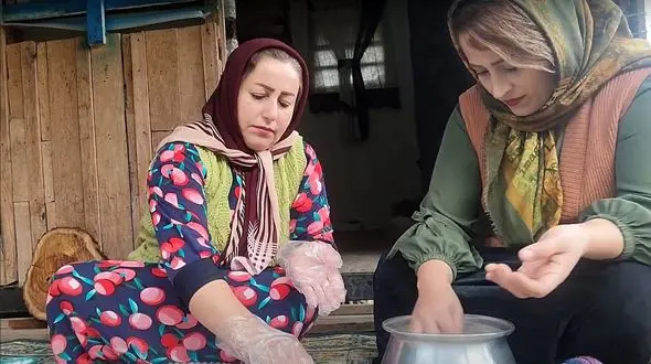 فیلم/ پخت چلو جوجه کباب زعفرانی به شیوه خاص دو بانوی روستایی گیلانی 