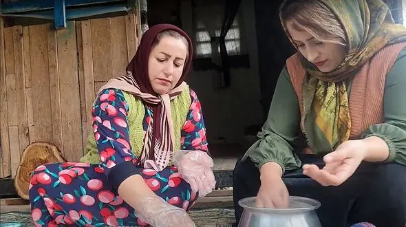 فیلم/ پخت چلو جوجه کباب زعفرانی به شیوه خاص دو بانوی روستایی گیلانی 
