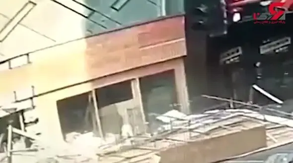 سقوط تابلو بزرگ روی 4 نفر+فیلم