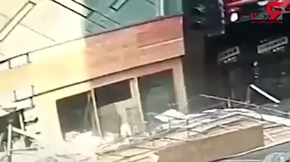 سقوط تابلو بزرگ روی 4 نفر+فیلم