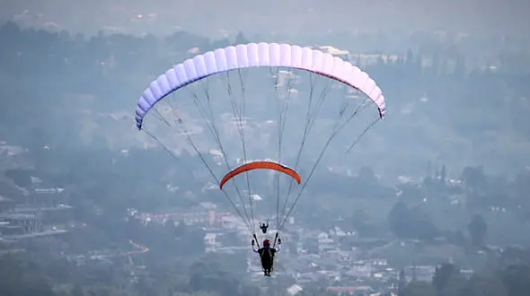 یک پاراگلایدر در چهارمحال و بختیاری سقوط کرد