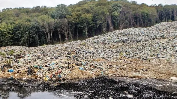 کوه 97 متری زباله در جنگل سراوان / تهدید سلامت مردم گیلان توسط یک میلیون تن پسماند + فیلم