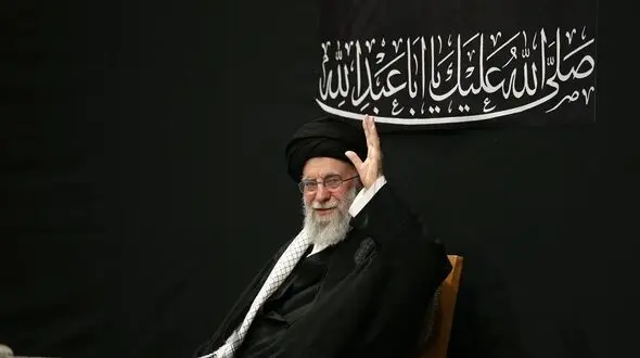 عکس سفر به تاریخ /  رهبر انقلاب با لباس بلوچی در کنار «سرلشکر سلیمی، فرماندۀ سابق ارتش ؛ دهۀ 60