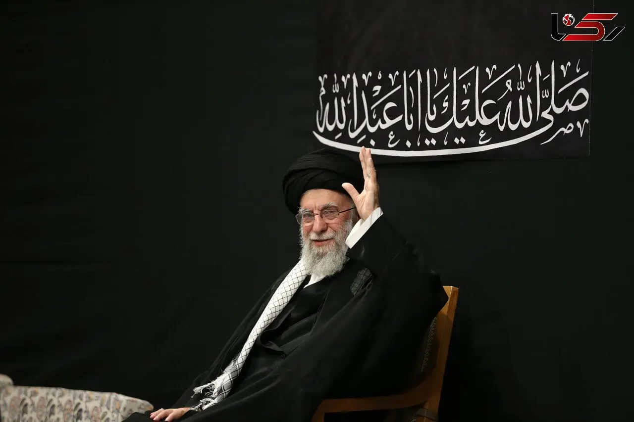 عکس سفر به تاریخ /  رهبر انقلاب با لباس بلوچی در کنار «سرلشکر سلیمی، فرماندۀ سابق ارتش ؛ دهۀ 60
