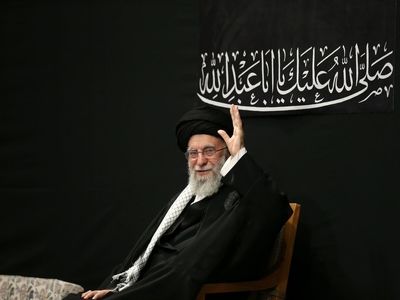 عکس سفر به تاریخ /  رهبر انقلاب با لباس بلوچی در کنار «سرلشکر سلیمی، فرماندۀ سابق ارتش ؛ دهۀ 60
