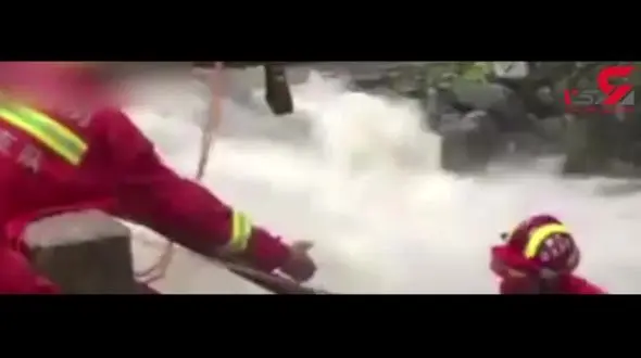 نجات راننده در آخرین لحظات قبل از غرق شدن! +تصویر